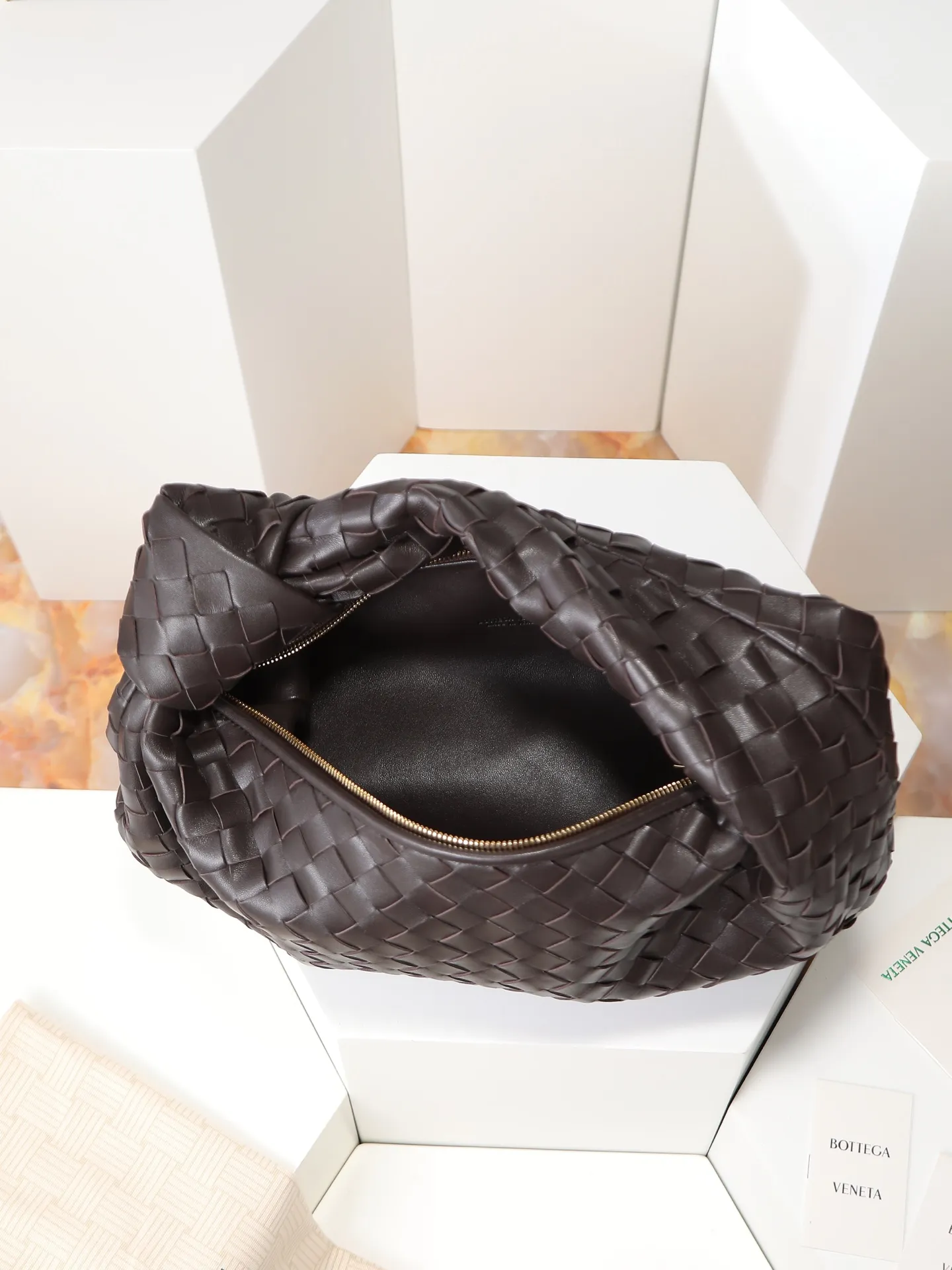 1100. 🌟𝐁𝐨𝐭𝐭𝐞𝐠𝐚 𝐕𝐞𝐧𝐞𝐭𝐚 ——— jodie (medium size) The medium size is very attractive in real life. It is firm and sturdy in the hand. The first impression is that it is particularly durable👍 You can see the well-designed knot on the handle. When carrying it on the shoulder, pay attention to the knot being placed directly under the hand. In this way, it can not only fix the position of the handbag, but also prevent the handbag from slipping due to long walks. It can easily accommodate a variety of cosmetics. In one word, it is "very easy to hold". Style number: 690225 Size: 36✖️21✖️13